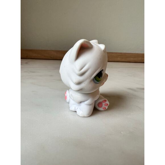 Littlest Pet Shop White Persian Cat #15 G2 LPS Toy Figure Pink Magnet 2004 - Picture 4 of 5